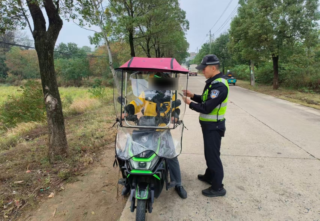 2025年11月10日09时50分，当事人郑某（男，51岁）驾驶二轮电动车在都昌县北多公路北山乡路段，因非法加装遮阳（雨）篷被执勤交警拦停。执勤交警在现场对其进行了批评教育，并依法进行了处罚，责令其将非法加装的雨篷进行拆除，恢复原状。.jpg