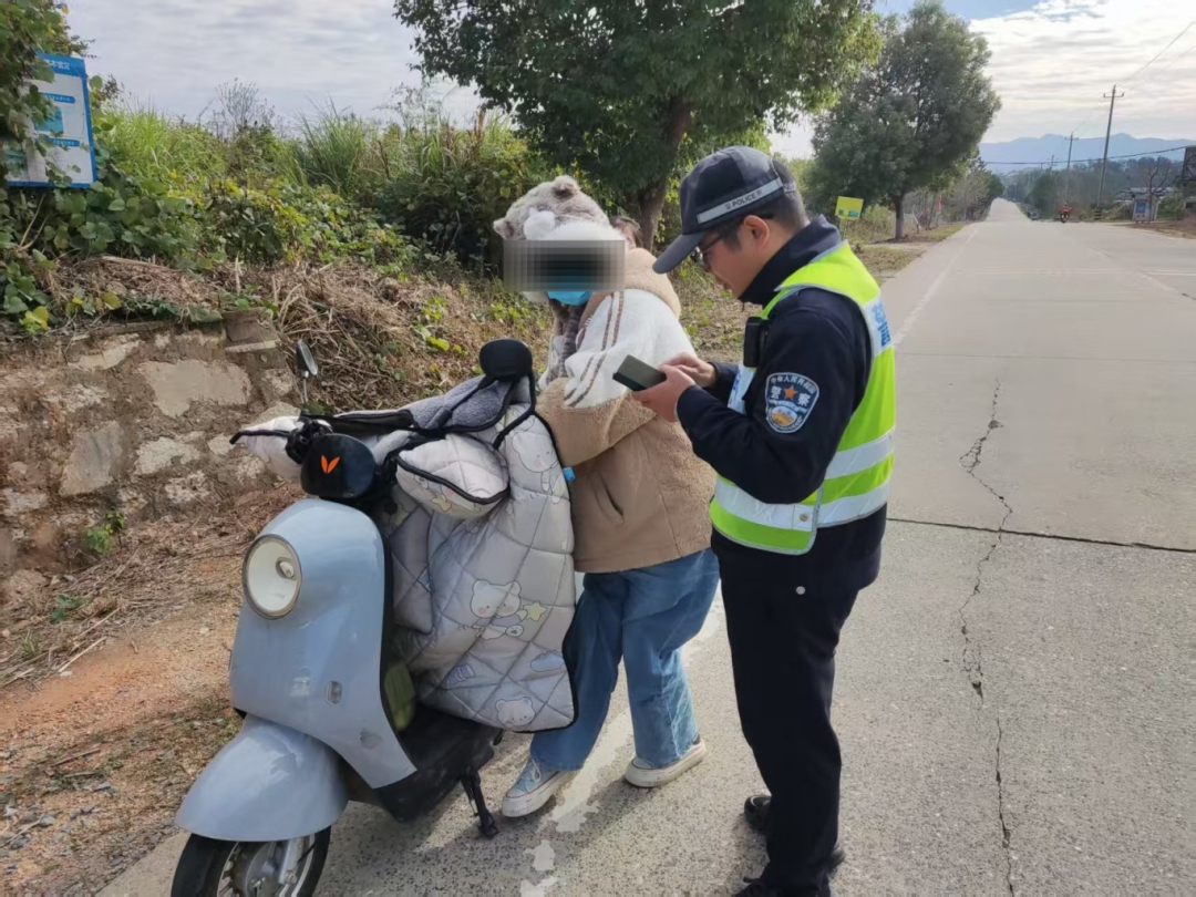 2025年11月12日9时29分，当事人向某（女，29岁）驾驶电动自行车在袁多路公路，因未按规定佩戴头盔被执勤交警拦停。执勤交警在现场对其进行了批评教育，并依法进行了处罚。.jpg
