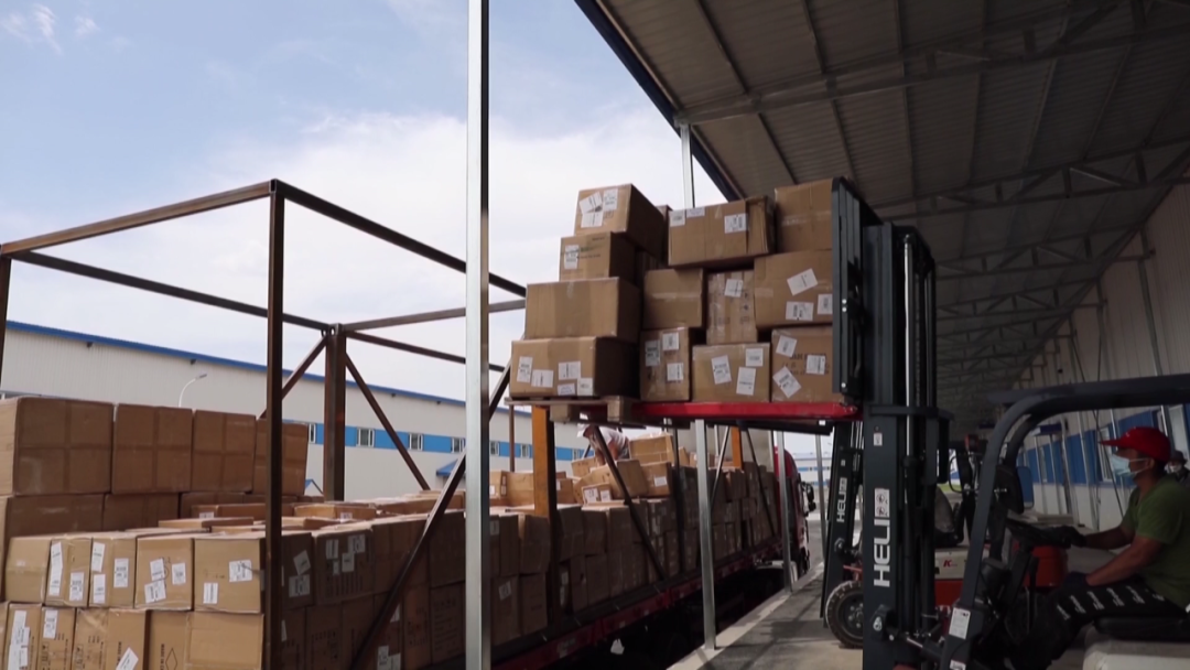 （企业正在装运电商货物）