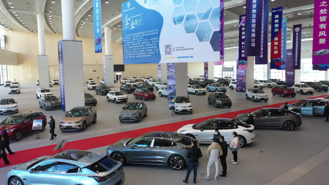 （中哈霍尔果斯国际边境合作中心内汽车展厅）