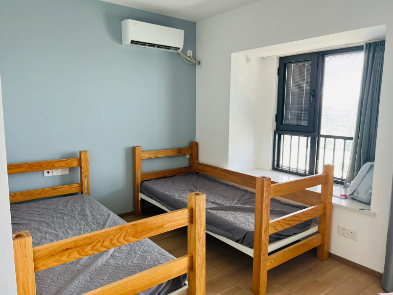 五人间,有独立卫浴,上床下桌 上下铺上海建桥学院