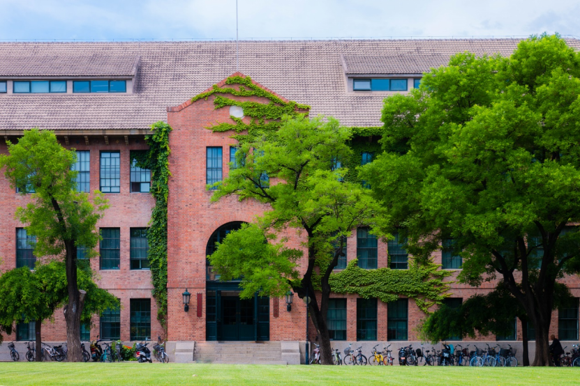 位于清华大学科学馆的高等研究院。杨振宁的办公室在科学馆二楼，这里也是他父亲杨武之曾经工作的地方。图源：清华大学