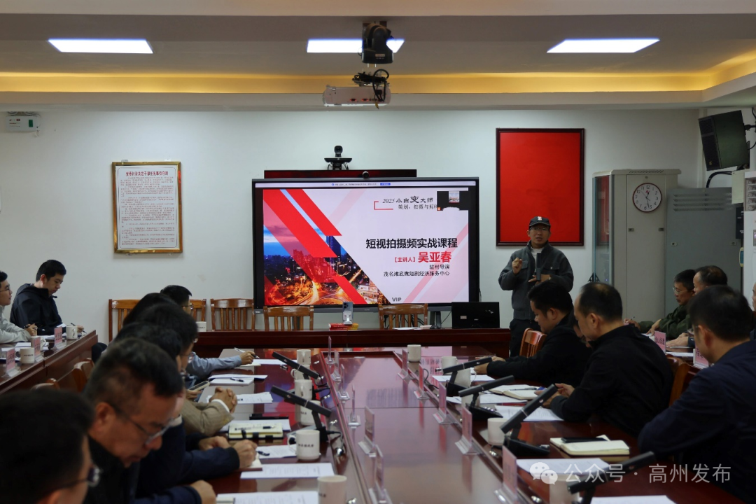 　　“百千万工程”助农短剧工坊通过村民出镜、手机拍摄等形式，实现“低成本”带动“大效能”。图为滩底短剧服务中心驻村导演吴亚春现场讲解微短剧拍摄技巧。