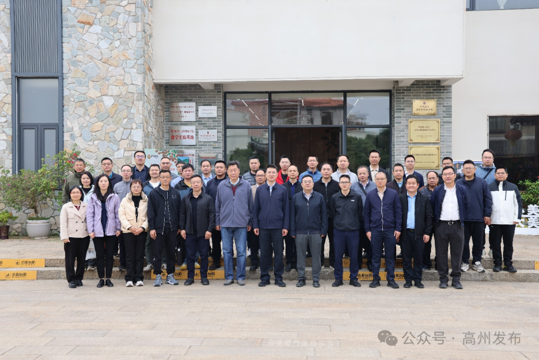  12月26日，“百千万工程”帮扶协作驻高州市工作队与27位驻高州镇街工作队代表，以及高州市直有关单位同志到泗水镇滩底村考察。