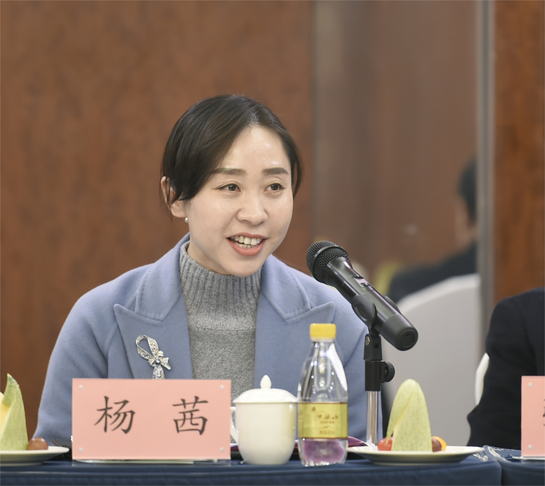 区卫生健康委党委书记杨茜代表区卫生健康委全体班子成员,向长期以来