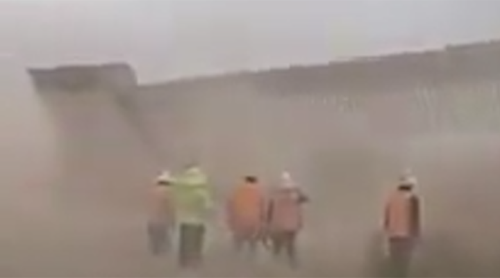 豆腐渣工程？美墨边境墙被飓风吹倒 网友：大自然的愤怒没有边界