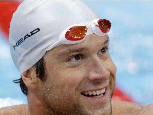 奥运名将得知新冠阳性后连夜逃离酒店，飞回美国