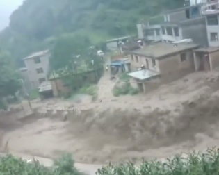 甘肃宕昌发生山洪 受灾群众全部转移