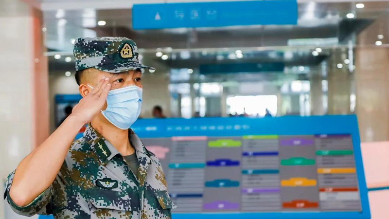 英雄归来！被洪水卷走的排长出院归队