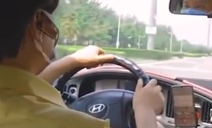 天下父母心！的哥听到女儿高考成绩激动落泪