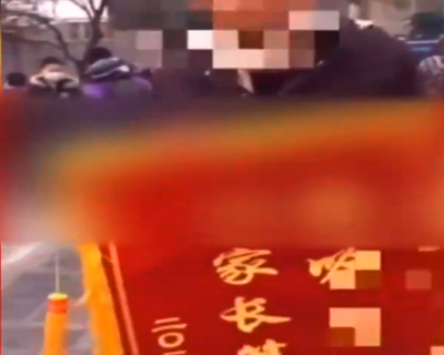 家长送老师“不作为锦旗”？警方：虚假视频制作者已被传唤