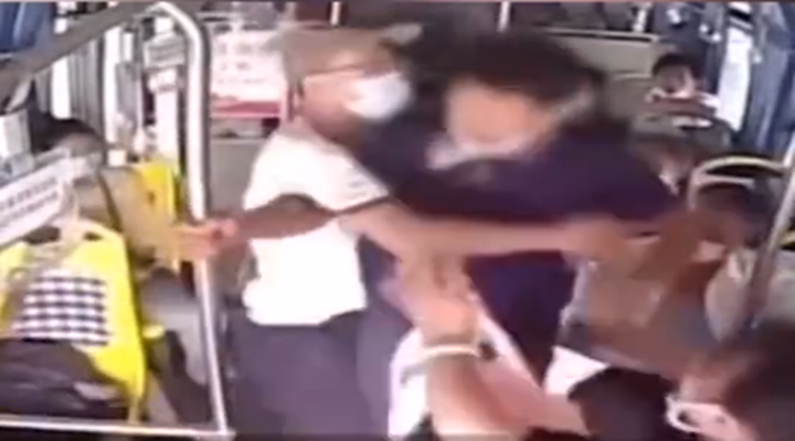 点赞！公交司机劝阻男子吸烟反被锁喉 18岁高考生挺身而出