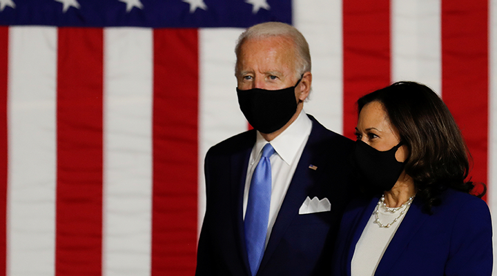 提名后首次与拜登一同亮相 哈里斯炮轰特朗普无法胜任工作