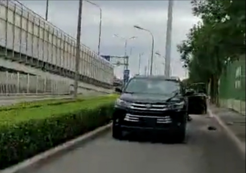 4S店工作人员驾车逆行被网民举报 警方：罚500元记15分