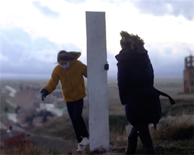 神秘金属碑现身西班牙 不过做工看起来有点简陋