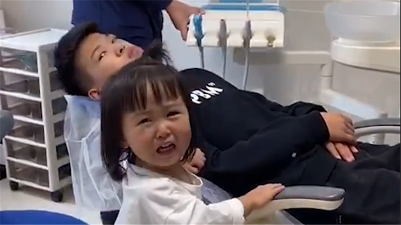 哥哥复查牙齿2岁妹妹心疼大哭 网友：一个牙疼一个心疼！