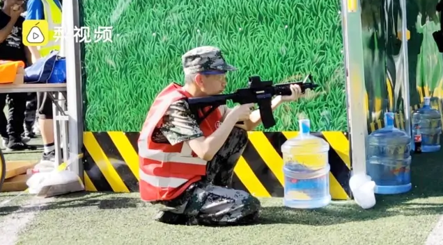 又是别人家的学校！西安交大新生军训首开真人CS比赛