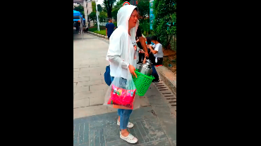 家长开车千里带暖水瓶送孩子上学：到了南宁都说用不上