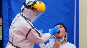 专访张文宏：短期内群体免疫毫无可能，全球应团结研发疫苗