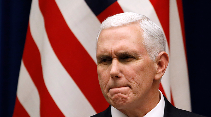 彭斯突然结束疫情发布会离场未接受提问 身后记者咆哮抗议