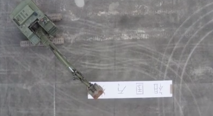 这波操作666！军校学员开挖掘机写祖国万岁