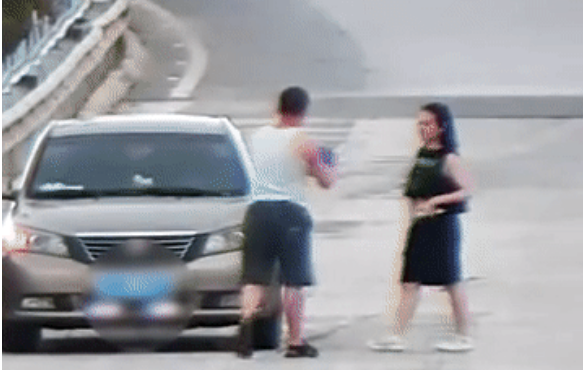 在高速路转弯处摆pose拍照？刚好，监控也拍了