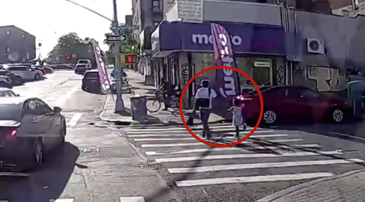 监控曝光！美国黑人男子街头被枪杀 凶手躲在车里连开数枪