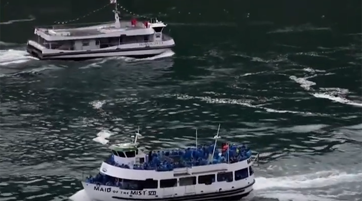 美国和加拿大两艘游船相遇 游客吐槽：这就是原因……