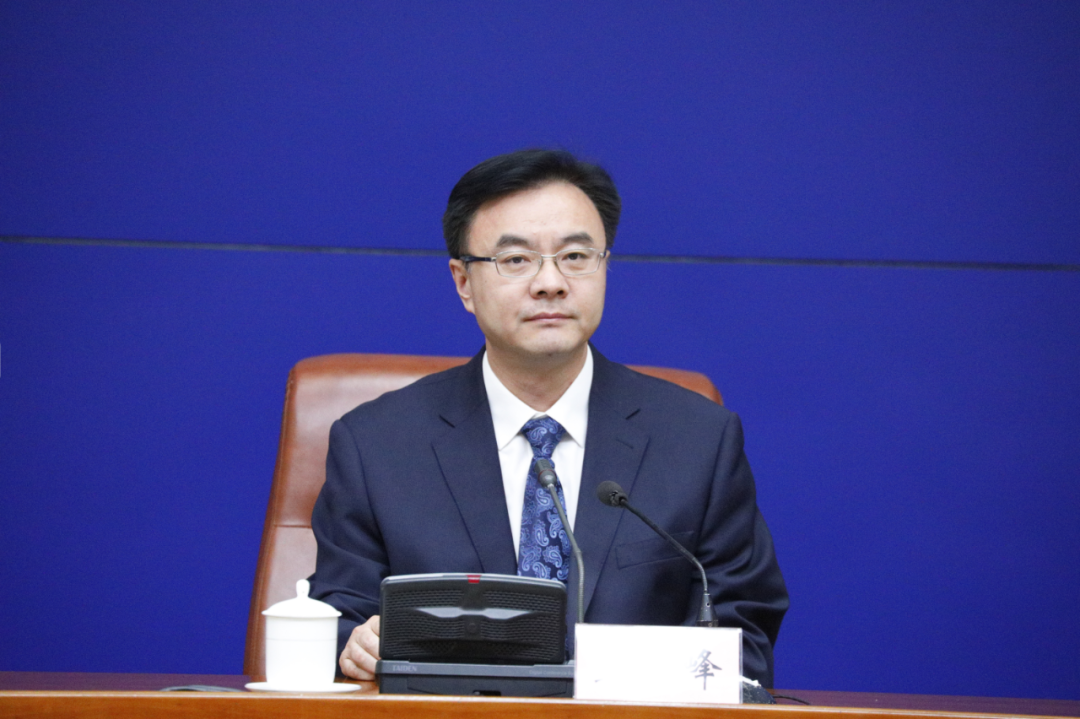 首先,有请济南市民营经济发展局党组书记孟学峰,介绍我市促进民营经济