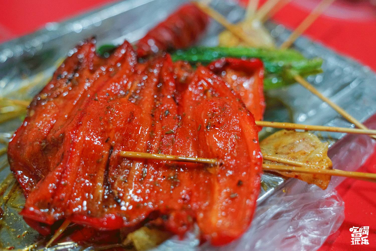 烤辣椒是小编的最爱,去掉辣椒籽之后的大块红椒,烤出来不会觉得辣