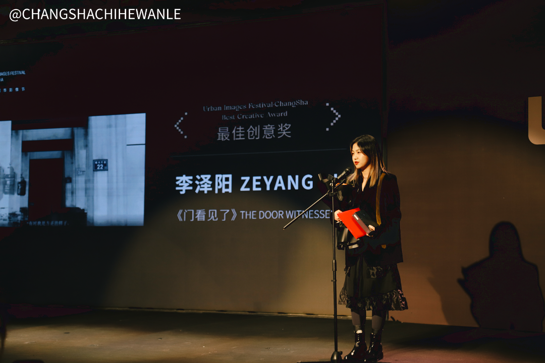 ������Ŀ�ĳ�ɳ�׽����Ӱ��ڣ����������ʸг�Ƭ��Ӱ����ʱ��