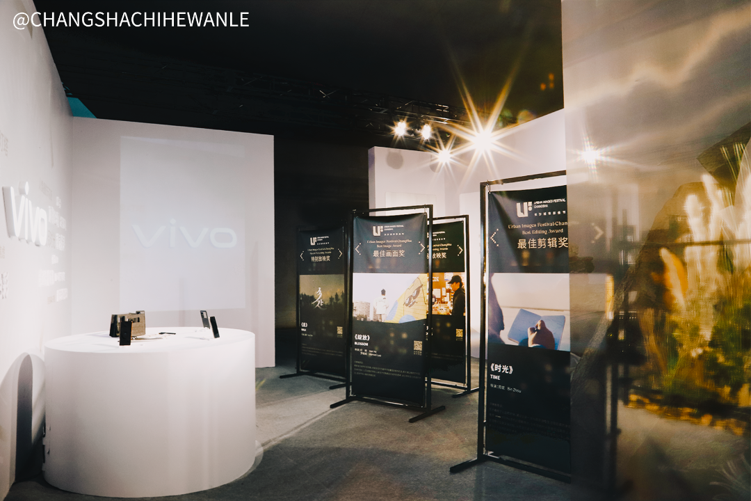 ������Ŀ�ĳ�ɳ�׽����Ӱ��ڣ����������ʸг�Ƭ��Ӱ����ʱ��