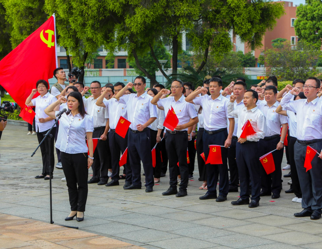 代表以及与会党员王振宇摄集体宣誓仪式铭记初心新党员光荣入党王振宇