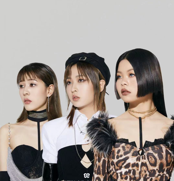 所以跟abby,dora还有班里另外两位同学一起组了个组合,于是sunshine