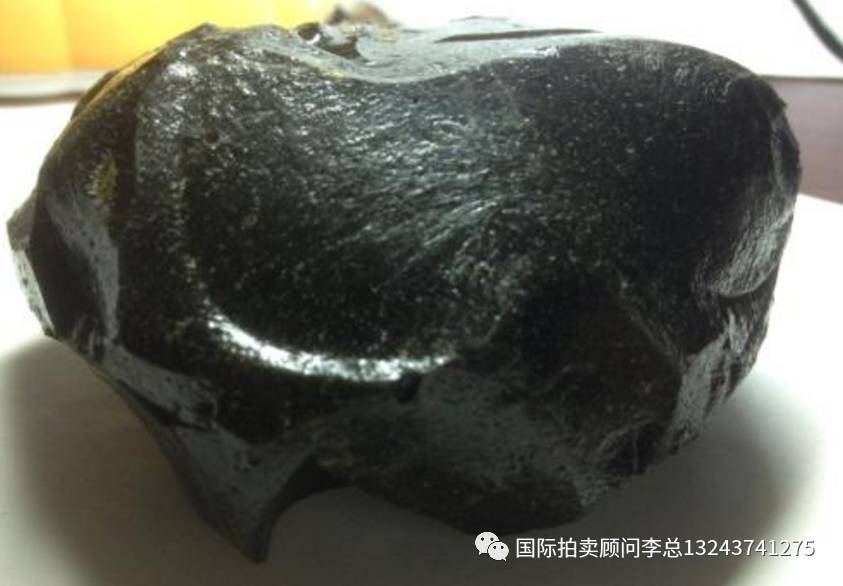 黑色的玻璃陨石价值已过5万一克惊人价格