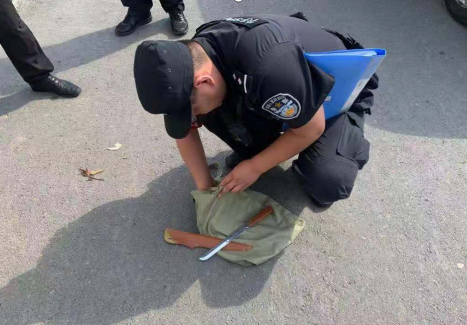 男子持刀欲伤人鹤壁公安民警快速反应紧急处置