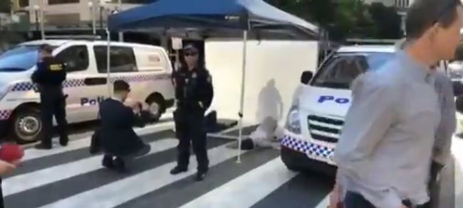澳洲示威者把自己粘在马路中央，要求政府停止Adani计划（图） - 4