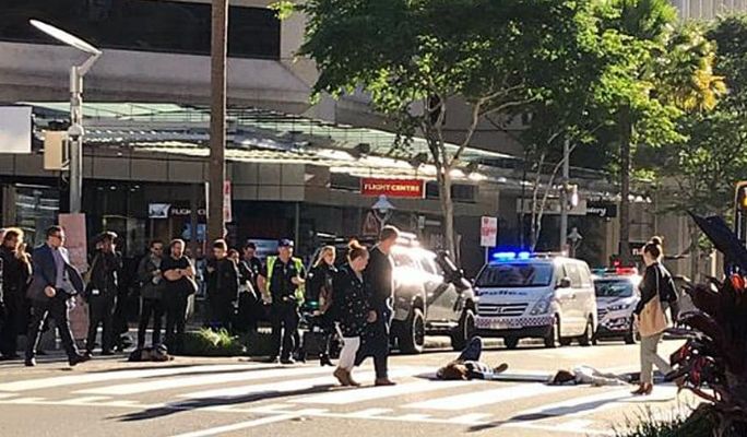 澳洲示威者把自己粘在马路中央，要求政府停止Adani计划（图） - 9