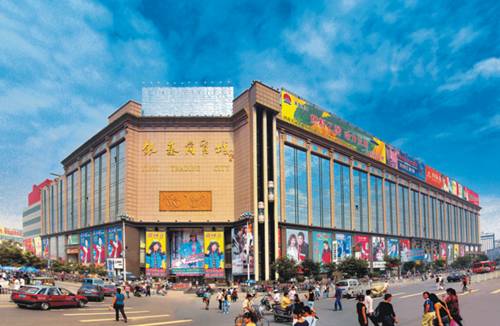 那咱大郑州也有 接地气的,比如银基服装批发市场,天荣服装城,钱塘衣城