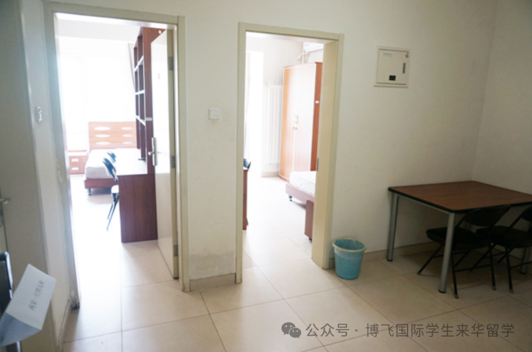 宿舍照片:80元每人每天80rmb per person per day价格 cost:one suit
