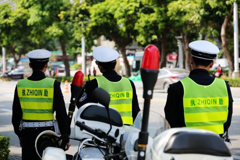 明300交警 电子警察严查这种行为!开车少个动作扣3分!