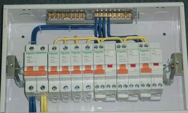 家用配电箱先接漏电保护器还是空气开关的图1