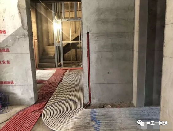 老电工的活线工艺：隐蔽的电线一抽就出来了，真的是非常实用啊！的图1
