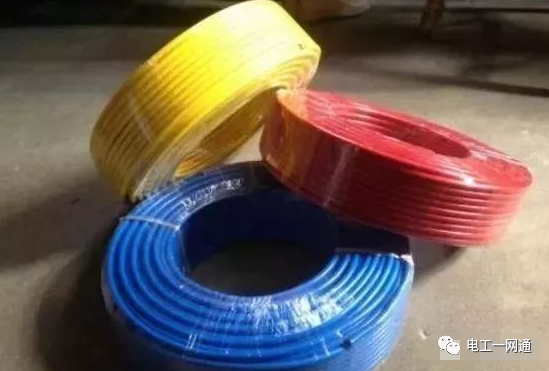 老电工的活线工艺：隐蔽的电线一抽就出来了，真的是非常实用啊！的图8
