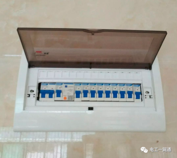 漏電開關(guān)和空氣開關(guān)，到底先裝哪個(gè)？太多電工老師傅都能裝錯(cuò)！的圖1