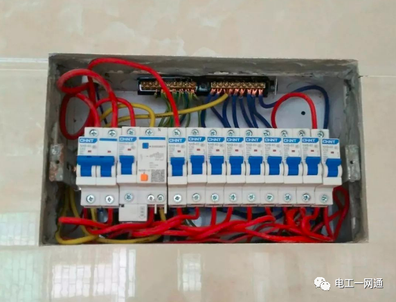 漏電開關(guān)和空氣開關(guān)，到底先裝哪個(gè)？太多電工老師傅都能裝錯(cuò)！的圖4