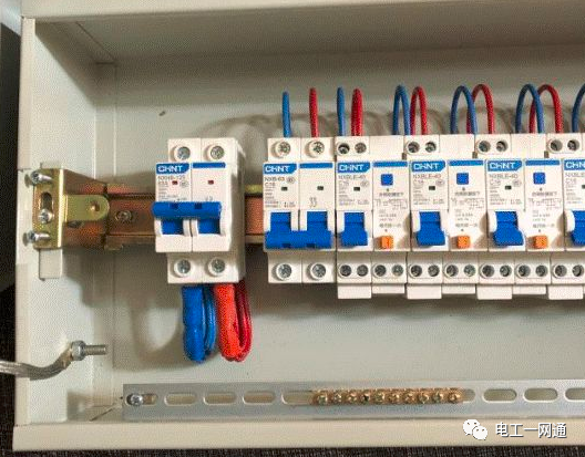 90%的新手电工都不知道家居配电箱内开关配置与移位问题，看老电工师傅怎么做的！的图5