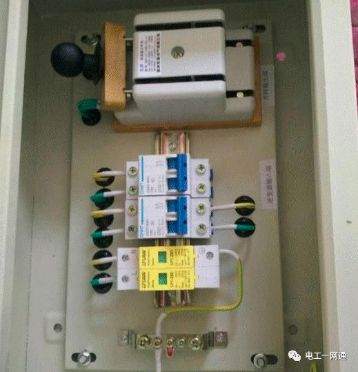90%的新手电工都不知道家居配电箱内开关配置与移位问题，看老电工师傅怎么做的！的图4
