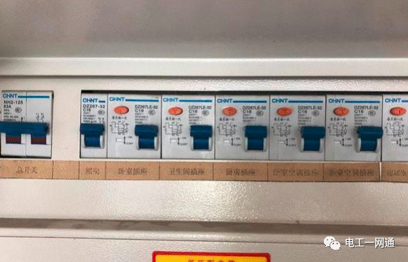 90%的新手电工都不知道家居配电箱内开关配置与移位问题，看老电工师傅怎么做的！的图1
