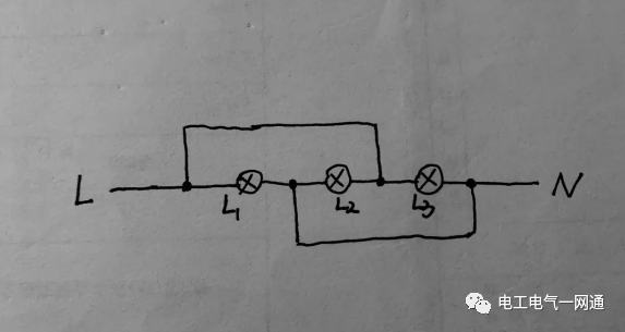 电压是多少？问哪盏灯能正常点亮？如图!的图1